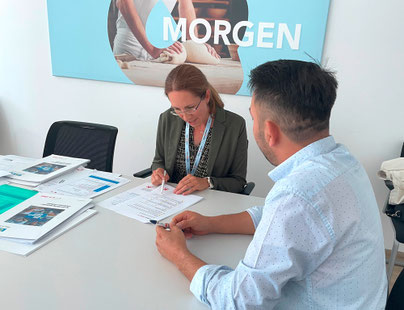 Bildungsberaterin führt Beratungsgespräch mit Mitarbeiter