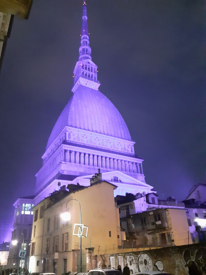 La  Mole Antoneliana  di  notte,  sede  anche  del  meraviglioso  Museo  del  CINEMA,  che  merita  davvero  una  visita!