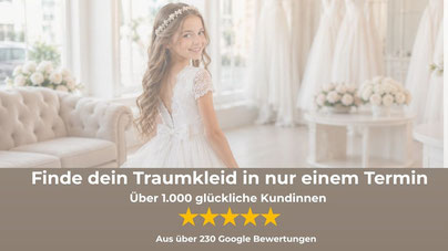 Glückliche Mütter und Kommunion-Mädchen mit der schlichten Kommunionkleid-Auswahl