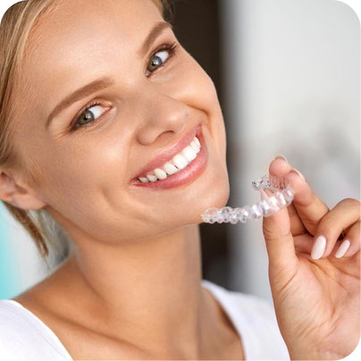 Erwachsene mit transparenter Invisalign Aligner.