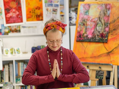 Spirituelle Malbegleiterin Andrea Christiane Spring im Atelier Meermaid Art