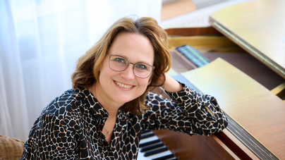 Portrait Susanne Eisch, Begründerin des Potential Oriented Vocal Trainings, einer körperorienten Methode aus der Gesangspädagogik, die auf der Rabine-Methode entwickelt wurde