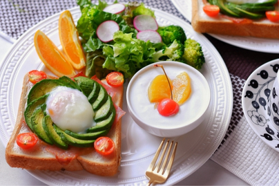 アボガドと卵がのったトーストパン。ヨーグルトとサラダ。朝食プレート。