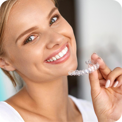 Erwachsene mit transparenter Invisalign Zahnschiene beim Kieferorthopäde Gröbenzell, Dr. Richard Wiesner.