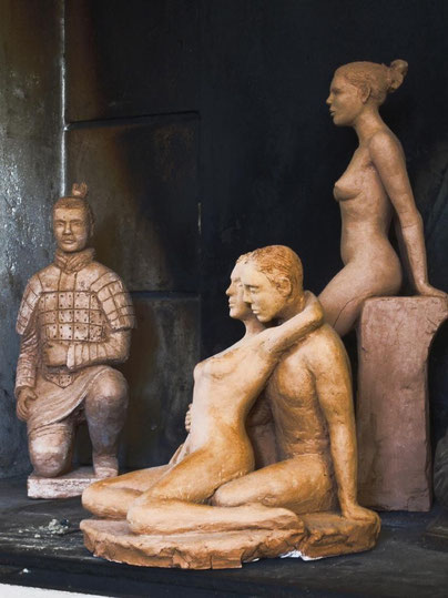 guerrier chinois couple enlacé femme nu assis sculptures argile nouveausculpteur