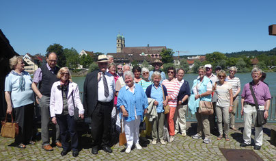Eine Gruppe des GHV mit Pfarrer Kurt Müller und Stadtführer Karl Braun (rechts), im Hintergrund das Fridolinsmünster