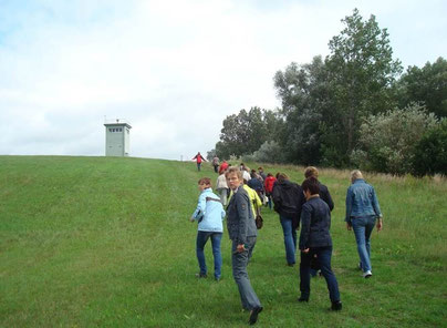 Unter den vielen Tagesausflügen bleibt dieser von 2010 in lebendiger Erinnerung.  "Grenzenlos" führte er nach Helmstedt, Marienborn, zum Grenzdenkmal Hötensleben (Foto) - zu Symbolstätten der überwundenen deutschen Teilung.