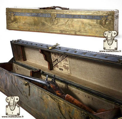 Louis Vuitton hunter trunk in brass and zinc Louis Vuitton trunk for hunter, it can store two rifles, cartridges and equipment to clean weapons. Especially for expeditions in the savannah 