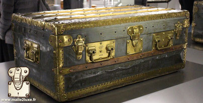 Louis Vuitton Zinc and Brass Cabin Trunk Year: 1895  Brass borders and corners Special feature: Copper nails (red nail) and 6 handles special heavy load. Lock: patented - 4 grooves