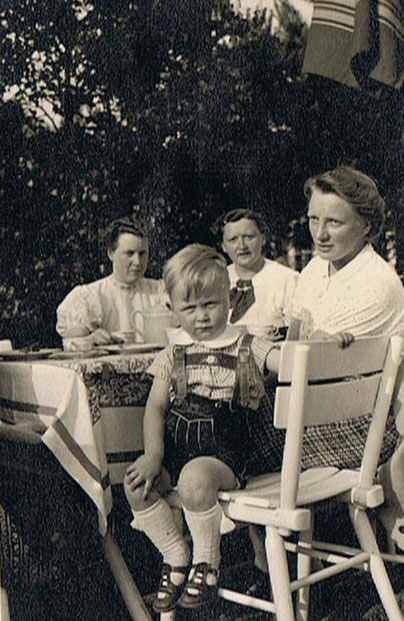 Drei Tanten mit Hannes am sommerlichen Flugfeld Loddenheide