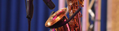 Ein Saxophon auf einer Konzertbühne, Foto:MiO Made in Oldenburg®, www.MiOfoto.de
