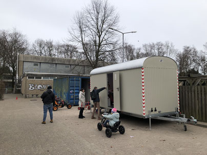 Bauwagen und Lagercontainer auf dem Schulhof der Grundschule Rotkäppchenweg: von der Zwischen- zur Dauerlösung!? - Foto: SJR