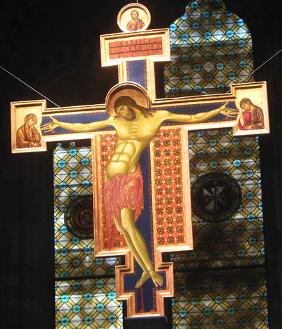 Crocifisso con vetrata (dopo il restauro) チマブーエ「キリストの磔刑」(Wikimedia Commonsより)