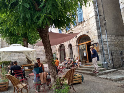 La terrasse de la boutique Ultreïa, place de l'Eglise