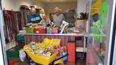 Thomas, Jens und Dieter freuen sich über die Spenden für die Tiertafel RheinErft e.V.
