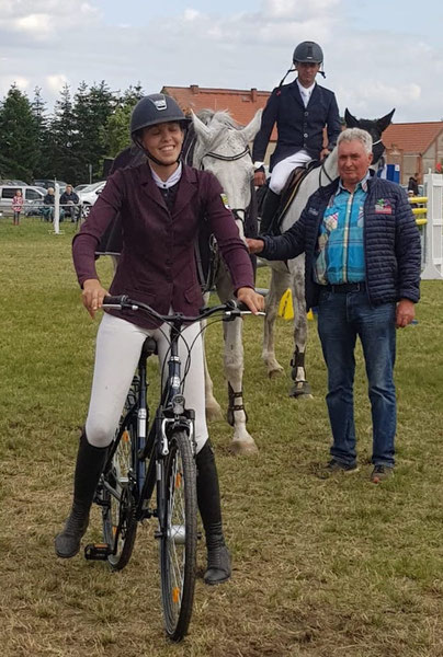 Joan Wecke probiert das gewonnene Fahrrad aus. Dahinter Lutz Gotzel und Dirk Holländer. Foto: Alpha-Report