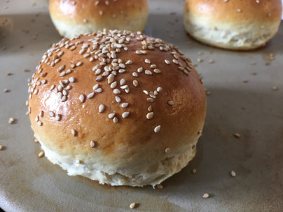 Hamburger Brötchen fertig gebacken auf dem Zauberstein