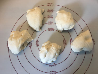 Hefeteig für Hamburger Brötchen auf Backmatte