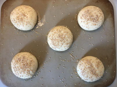 Hamburger Brötchen vor dem Backen auf dem Zauberstein