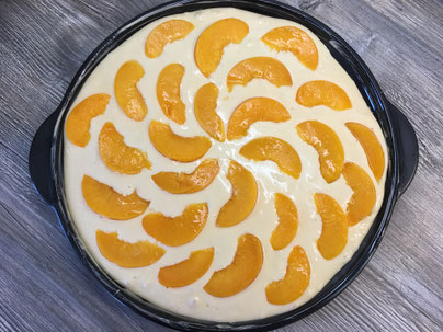 Rhrkuchenteig mit Pfirsichen auf dem Grillstein