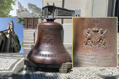 Die Freiheitsglocke vor der Kirche, wurde etwa 1955 vom Turm geholt