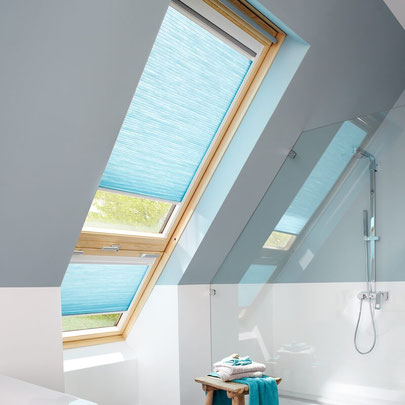 plissees-dachfenster-sichtschutz-sonnenschutz-hellblau-erfal