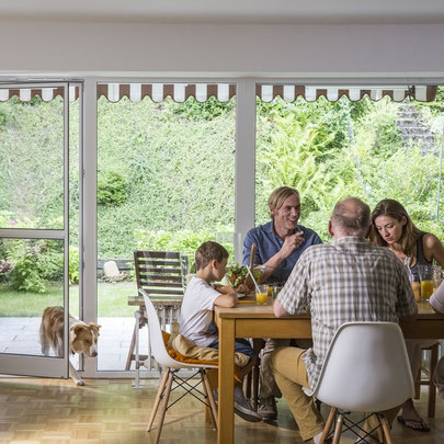 insektenschutz-pendeltuer-wohnzimmer-familie-hund-lamellen-junker-frankfurt-am-main-mkk