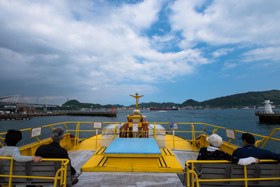 船はかなり揺れます。写真を撮るのも困難・・・!