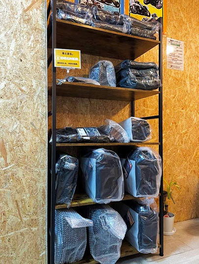 VOLT EDGE店頭に展示されているDEGNERのレザー製品