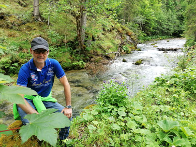 Eine Frau trinkt Grander-Wasser