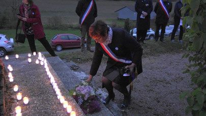 Jacqueline Picart, maire déléguée, dépose une gerbe de fleurs.