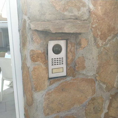 Placa de videoportero extel empotrado en pared de piedra