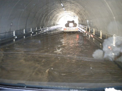 Bevor wir Vlore erreichten mußten wir noch diesen überschwemmten Tunnel passieren