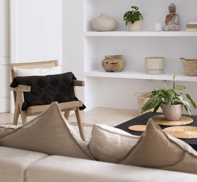 Wohnzimmer aufräumen und organisieren