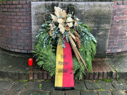 Kranzniederlegung am Kriegsgefallenen-Denkmal