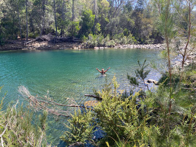 Baden im Bergsee im Douglas Apsley Nationalpark Tasmaien