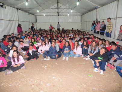 Todos los niños en el comedor