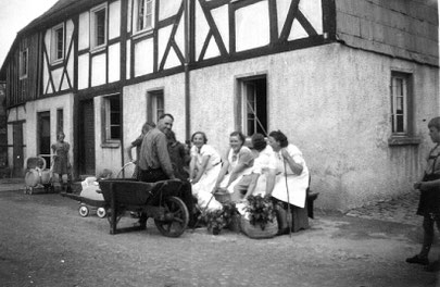 Lustiges Treiben vor Schmies Küchenfenster, hier beim „Körbebringen“ zur Hochzeit von Otto und Gisela Feldmann im Mai 1953