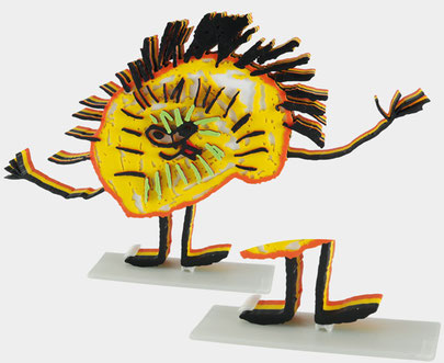 Skulptur einens gelben 3D-gedrucktem Monsters mit einem Aufsteller