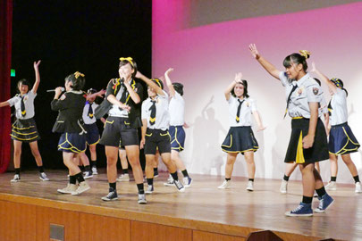 ダンスパフォーマンスを披露するAED48isg=11日午後、市民会館中ホール