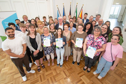 Im Bonner Rathaus übergaben die Oberbürgermeisterin Katja Dörner (Mitte im Kleid) und Landrat Sebastian Schuster (links daneben) das Berufswahl-Siegel an vier Schulen in Bonn und dem Rhein-Sieg-Kreis.