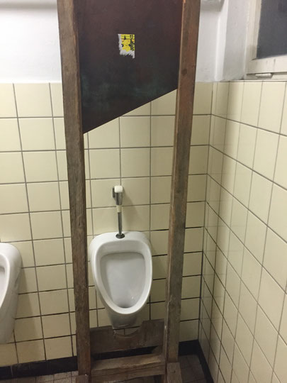 Guillotine auf der Herrentoilette