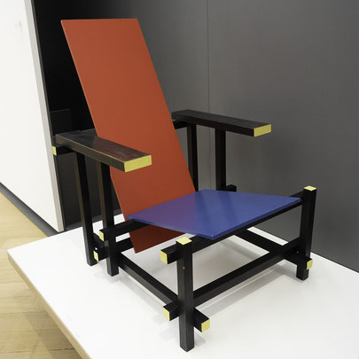 Bild: Rot-Blauer Stuhl, Gerrit Rietveld, 1917, Stedelijk Museum Amsterdam