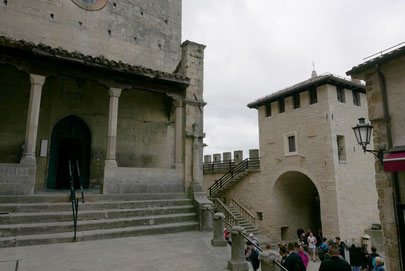 写真右奥が ロコ門 (Porta del Loco または Porta San Francesco)