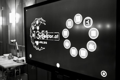 Interaktives Panel mit "projektor.at"-Logo