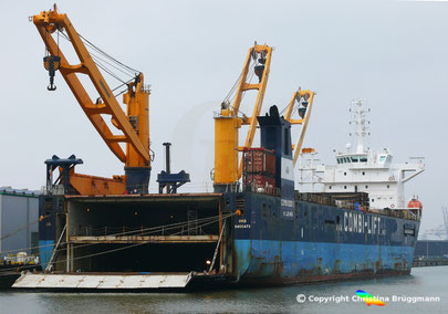 Float-in Float out/ Roll-on Roll off/ Lift-on Lift-off "COMBI DOCK I" in der Werft in Bremerhaven 15.04.2018