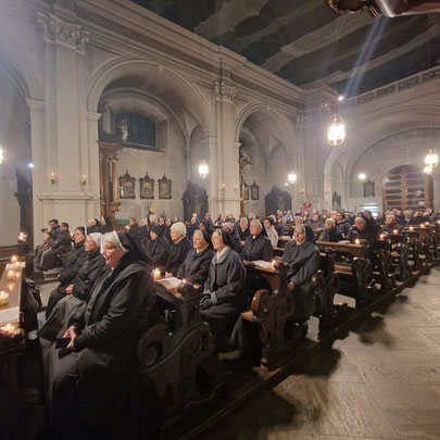 Rund 80 Ordensfrauen und -männer aus den verschiedenen Orden und Gemeinschaften waren zum Gottesdienst in die Bamberger Karmelitenkirche gekommen. Foto: Andreas Kuschbert