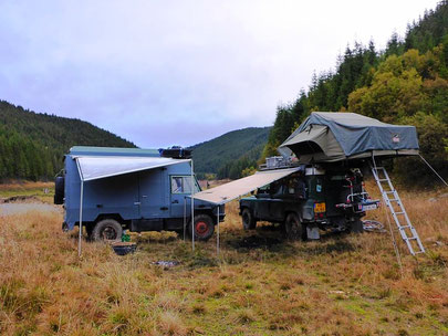 Tembo 4x4 daktent bovenop een Land Rover Defender in Roemenië