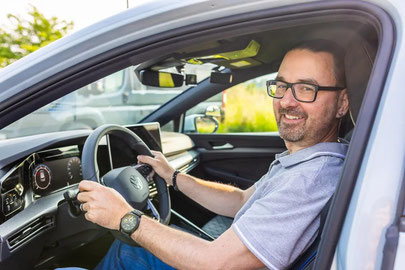 Der Fahrlehrer Tobias Rüegger im Fahrschulauto - Abfahren.ch
