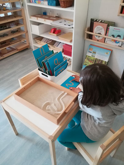 Dictée muette avec l'alphabet mobile / Ateliers À la Volette-Montessori